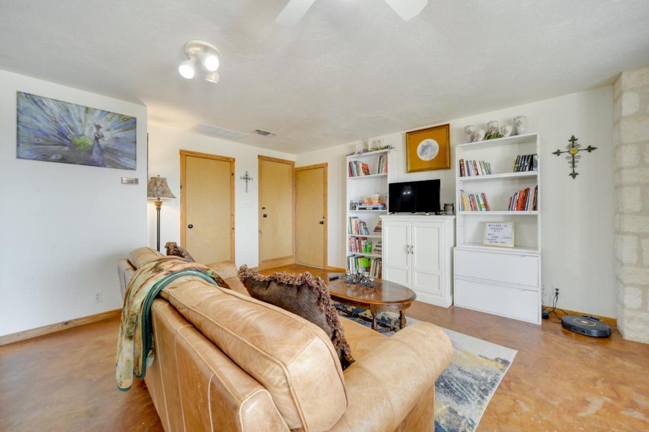 Retreat With Private Hot Tub And Patio! Holiday home Fredericksburg