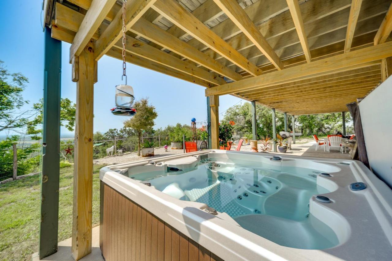 Retreat With Private Hot Tub And Patio! Holiday home Fredericksburg