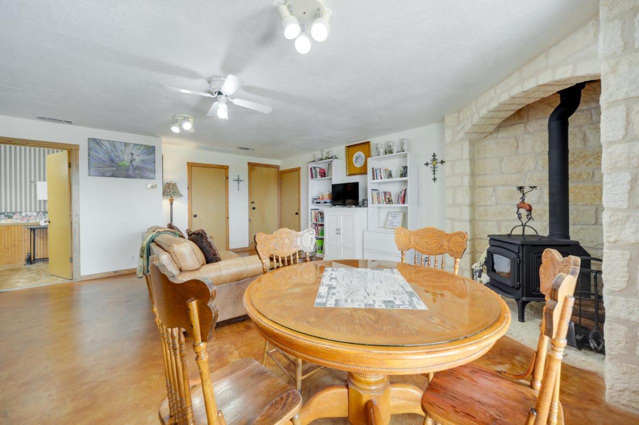 Holiday home Retreat With Private Hot Tub And Patio! Fredericksburg
