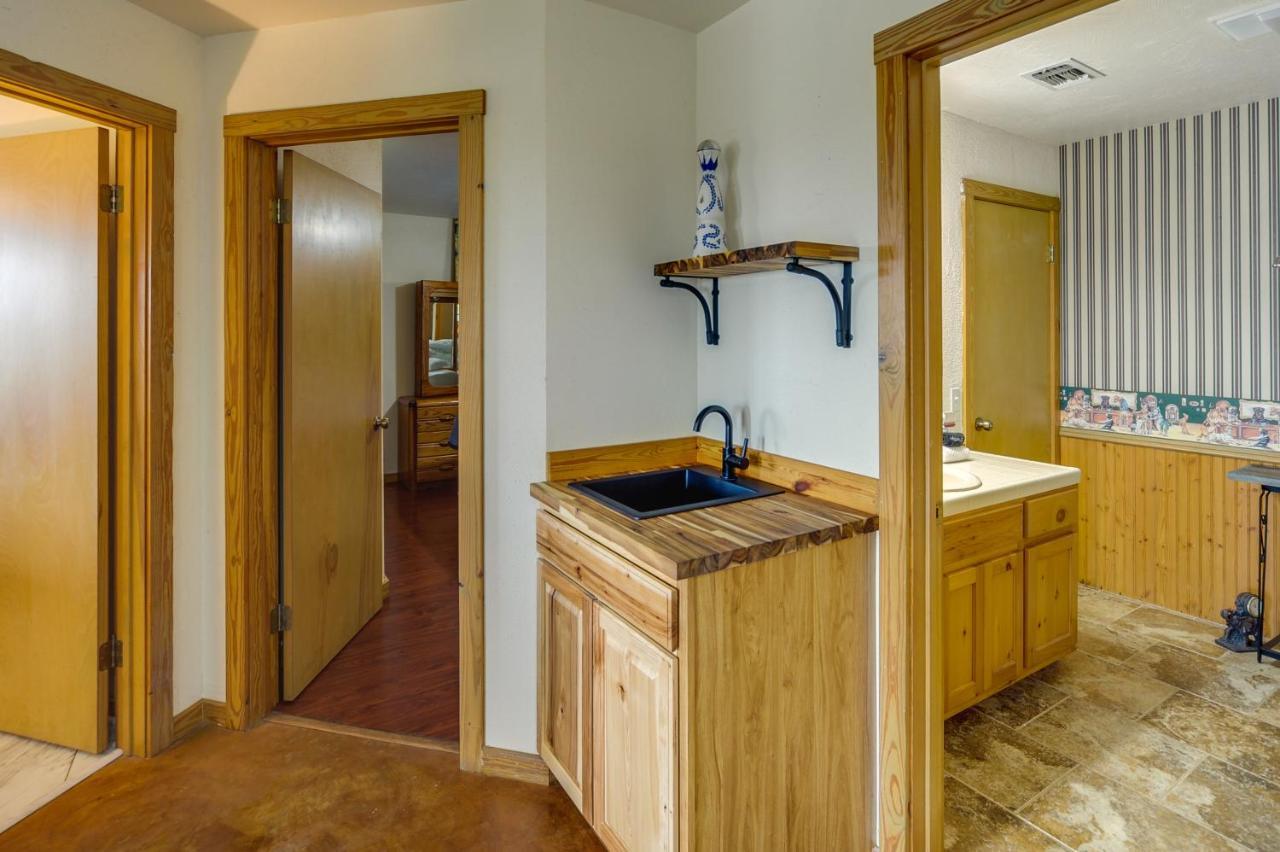Retreat With Private Hot Tub And Patio! Holiday home